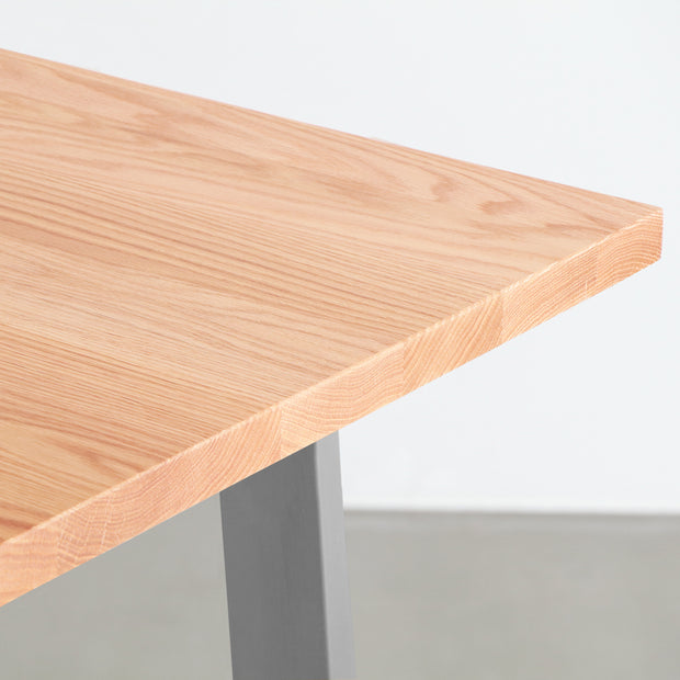 KANADEMONOのレッドオーク天板とベル型ステンレス脚を組み合わせたシンプルなテーブル（天板厚み）