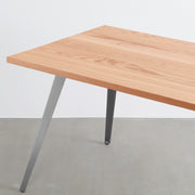 KANADEMONOのレッドオーク天板とフラットピン型ステンレス脚を組み合わせたシンプルなテーブル（天板と脚）
