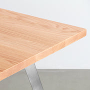 KANADEMONOのレッドオーク天板とフラットピン型ステンレス脚を組み合わせたシンプルなテーブル（天板厚み）
