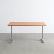 KANADEMONOのレッドオーク天板とI型ステンレス脚を組み合わせたシンプルなテーブル（正面）