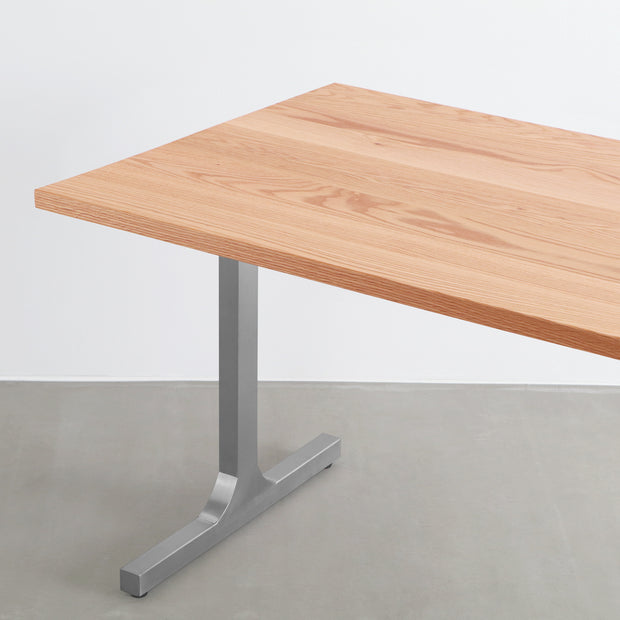 KANADEMONOのレッドオーク天板とI型ステンレス脚を組み合わせたシンプルなテーブル（天板と脚）