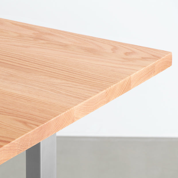 KANADEMONOのレッドオーク天板とI型ステンレス脚を組み合わせたシンプルなテーブル（天板厚み）
