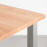 KANADEMONOのレッドオーク天板とスクエアバー型ステンレス脚を組み合わせたシンプルなテーブル（天板厚み）