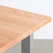 KANADEMONOのレッドオーク天板とスクエア型ステンレス脚を組み合わせたシンプルなテーブル（天板厚み）