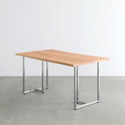 KANADEMONOのレッドオーク天板とT型ステンレス脚を組み合わせたシンプルなテーブル