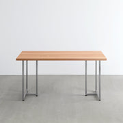 KANADEMONOのレッドオーク天板とT型ステンレス脚を組み合わせたシンプルなテーブル（正面）