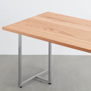 KANADEMONOのレッドオーク天板とT型ステンレス脚を組み合わせたシンプルなテーブル（天板と脚）