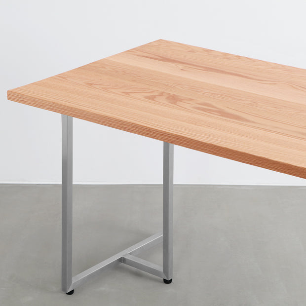 KANADEMONOのレッドオーク天板とT型ステンレス脚を組み合わせたシンプルなテーブル（天板と脚）