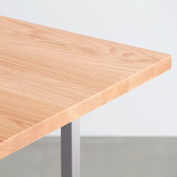 KANADEMONOのレッドオーク天板とT型ステンレス脚を組み合わせたシンプルなテーブル（天板厚み）