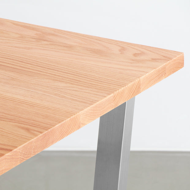 KANADEMONOのレッドオーク天板とトラペゾイド型ステンレス脚を組み合わせたシンプルなテーブル（天板厚み）