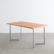 KANADEMONOのレッドオーク天板とW型ステンレス脚を組み合わせたシンプルなテーブル