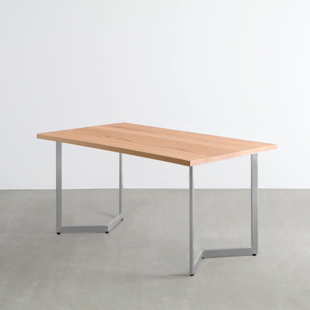KANADEMONOのレッドオーク天板とW型ステンレス脚を組み合わせたシンプルなテーブル