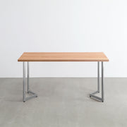 KANADEMONOのレッドオーク天板とW型ステンレス脚を組み合わせたシンプルなテーブル（正面）