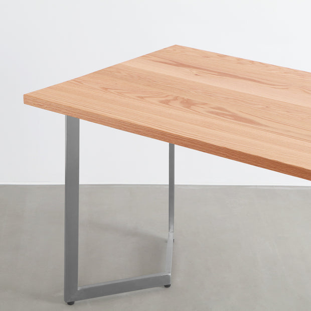 KANADEMONOのレッドオーク天板とW型ステンレス脚を組み合わせたシンプルなテーブル（天板と脚）