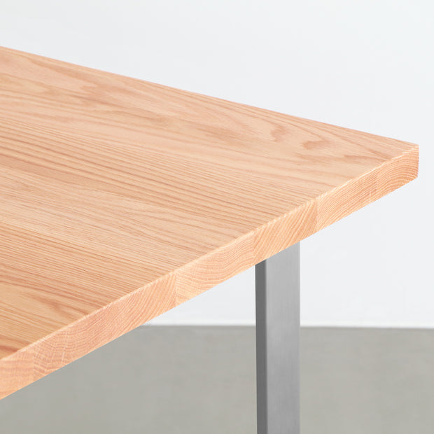 KANADEMONOのレッドオーク天板とW型ステンレス脚を組み合わせたシンプルなテーブル（天板厚み）