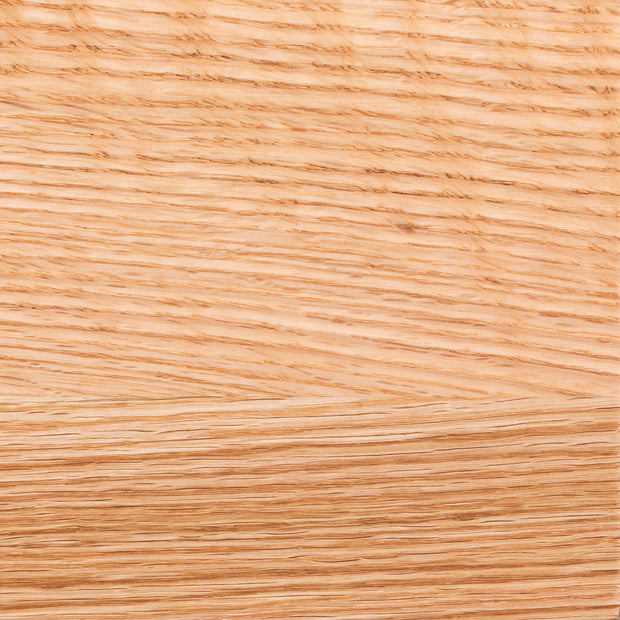 KANADEMONOのレッドオーク天板にスクエア型の無塗装アイアン脚を組み合わせたインダストリアルな雰囲気のあるテーブル（天板虎斑模様寄り）
