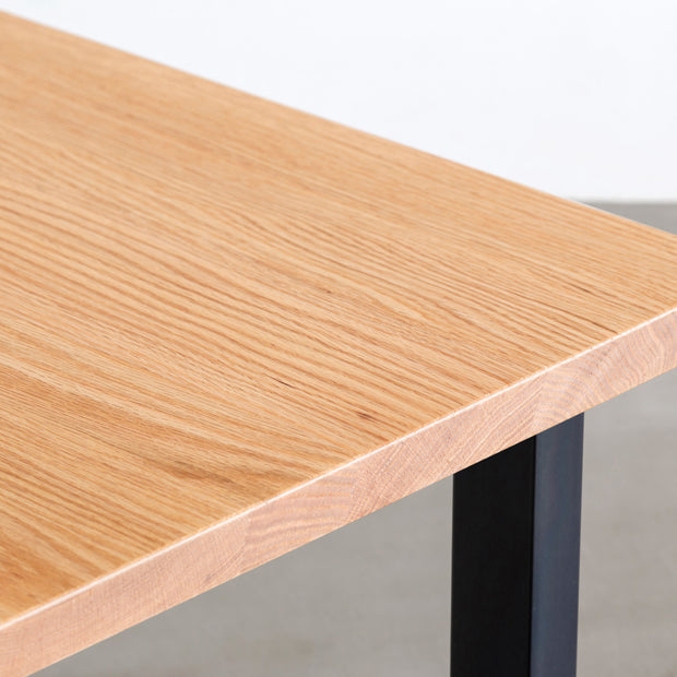 KANADEMONOのレッドオーク天板にスクエア型の無塗装アイアン脚を組み合わせたインダストリアルな雰囲気のあるテーブル（角）