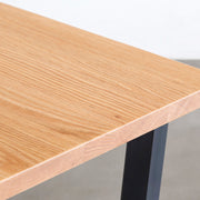 KANADEMONOのレッドオーク天板にトラペゾイド型の無塗装アイアン脚を組み合わせたインダストリアルな雰囲気のあるテーブル（角）