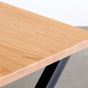 KANADEMONOのレッドオーク天板にＸラインの無塗装アイアン脚を組み合わせたインダストリアルな雰囲気のあるテーブル（角）