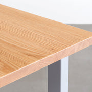 KANADEMONOのレッドオーク天板とライトグレーカラー（クラウド）のスクエアスチール脚を組み合わせたテーブル（角）
