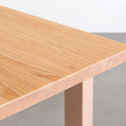 KANADEMONOのレッドオーク天板とペールピンク（コーラル）のスクエアスチール脚を組み合わせたテーブル（角）