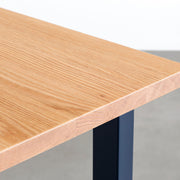 KANADEMONOのレッドオーク天板とネイビー（ミネラルブルー）のスクエアスチール脚を組み合わせたテーブル（角）