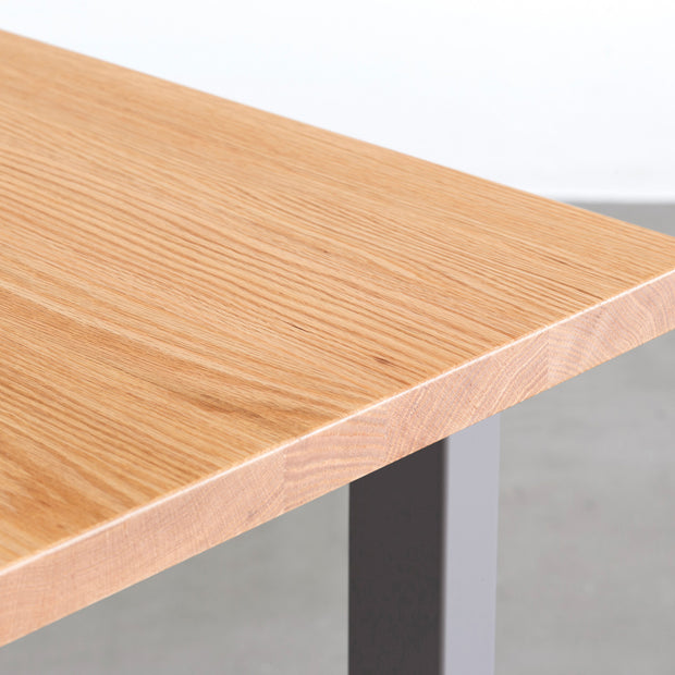 KANADEMONOのレッドオーク天板とグレイッシュピンク（ストーン）のスクエアスチール脚を組み合わせたテーブル（角）