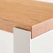 Kanademonoのレッドオーク材の棚板とホワイトのアイアンで製作したシェルフ（上部クローズアップ）