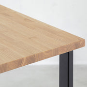 かなでもののラバーウッド材アッシュカラー天板にレクタングル鉄脚を組み合わせたテーブル（天板クローズ）