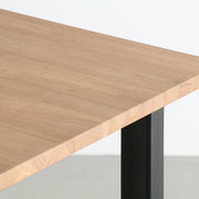 KANADEMONOのラバーウッドAsh天板とマットクリア塗装仕上げのスクエア鉄脚を組み合わせたテーブル（天板拡大）