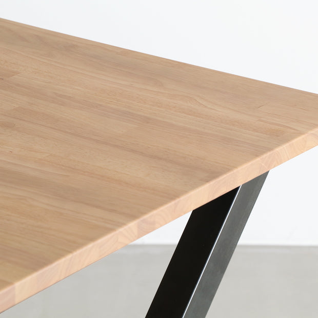 KANADEMONOのラバーウッドAsh天板とマットクリア塗装仕上げのXラインの鉄脚を組み合わせたテーブル（天板拡大）