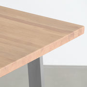 KANADEMONOのラバーウッドアッシュ天板にベルラインのステンレス脚を合わせたシンプルで気品あるテーブル（角）