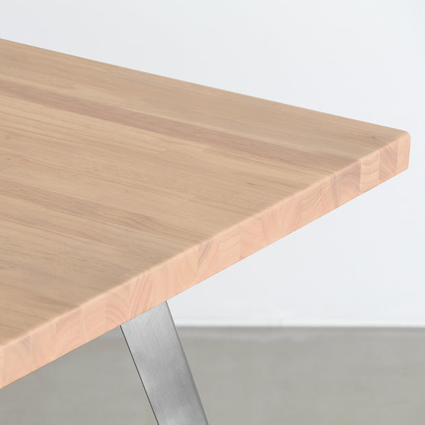 KANADEMONOのラバーウッドアッシュ天板にフラットピンステンレス脚を合わせたシンプルで気品あるテーブル（角）
