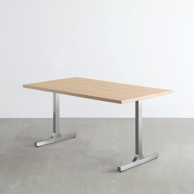 KANADEMONOのラバーウッドアッシュ天板にIラインのステンレス脚を合わせたシンプルで気品あるテーブル