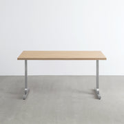 KANADEMONOのラバーウッドアッシュ天板にIラインのステンレス脚を合わせたシンプルで気品あるテーブル（正面）