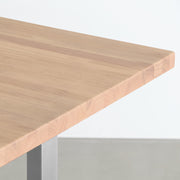 KANADEMONOのラバーウッドアッシュ天板にIラインのステンレス脚を合わせたシンプルで気品あるテーブル（角）