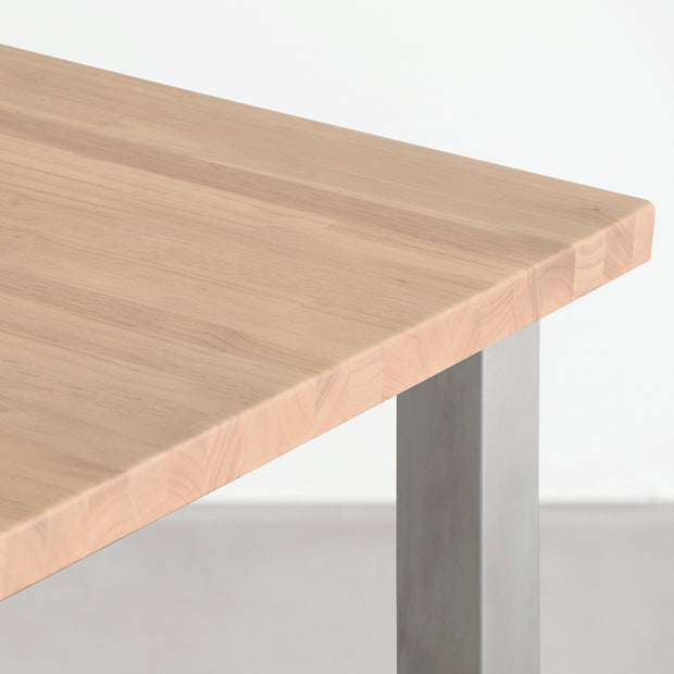 KANADEMONOのラバーウッドアッシュ天板に角柱のステンレス脚を合わせたシンプルで気品あるテーブル（角）