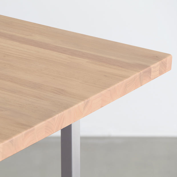 KANADEMONOのラバーウッドアッシュ天板にTラインのステンレス脚を合わせたシンプルで気品あるテーブル（角）