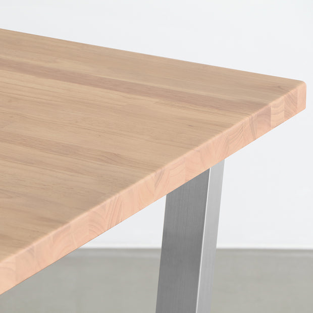 KANADEMONOのラバーウッドアッシュ天板にトラペゾイド型のステンレス脚を合わせたシンプルで気品あるテーブル（角）