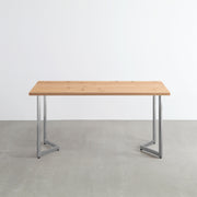 KANADEMONOの杉無垢材天板にWラインのステンレス脚を合わせたシンプルで気品あるテーブル（正面）