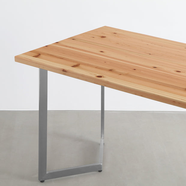 KANADEMONOの杉無垢材天板にWラインのステンレス脚を合わせたシンプルで気品あるテーブル（天板と脚）