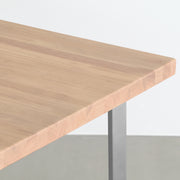 KANADEMONOのラバーウッドアッシュ天板にWラインのステンレス脚を合わせたシンプルで気品あるテーブル（角）
