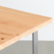 KANADEMONOの杉無垢材天板にWラインのステンレス脚を合わせたシンプルで気品あるテーブル（角）