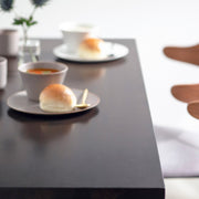 Gemoneのシックなブラックブラウンのラバーウッド材と美しい質感が際立つスクエアのステンレス脚を組み合わせた重厚感のあるテーブル（使用例2）