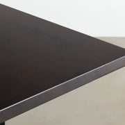 KANADEMONOの配線孔BLOCK＆TRAY付きラバーウッドブラックブラウン天板とマットブラックのI鉄脚を組み合わせたシンプルモダンなテーブル（天板クローズアップ）