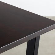 KANADEMONOの配線孔BLOCK＆TRAY付きラバーウッドブラックブラウン天板とマットブラックのトラぺゾイド鉄脚を組み合わせたシンプルモダンなテーブル（天板クローズアップ）