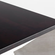 シックな印象のブラックブラウンのラバーウッド天板と、ホワイトの電動昇降脚を組み合わせた、デザイン性も機能性もスマートなテーブル（BLOCK&TRAY配線孔付き）角