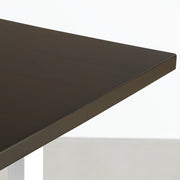 KANADEMONOのラバーウッドブラックブラウン天板にホワイトのIライン鉄脚を組み合わせたシンプルモダンなテーブル（角）
