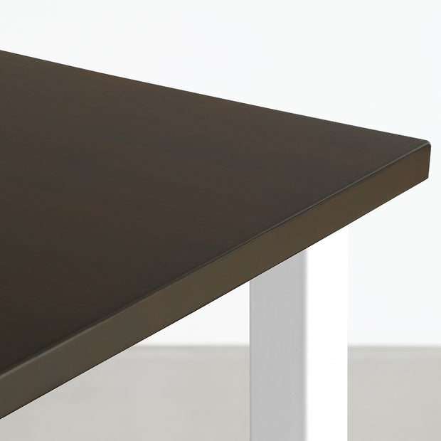 KANADEMONOのラバーウッドブラックブラウン天板にホワイトの角柱鉄脚を組み合わせたシンプルモダンなテーブル（角）