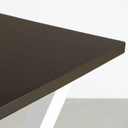 KANADEMONOのラバーウッドブラックブラウン天板にホワイトのＸライン鉄脚を組み合わせたシンプルモダンなテーブル（角）